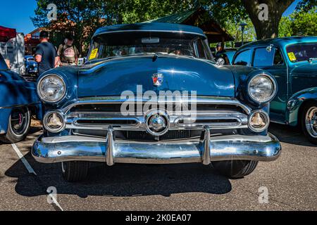 Falcon Heights, MN - 17 juin 2022 : vue de face basse d'une berline Ford Mainline 2 portes 1952 lors d'un salon de voiture local. Banque D'Images