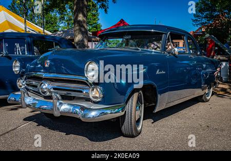 Falcon Heights, MN - 17 juin 2022 : vue d'angle avant en perspective basse d'une berline Ford Mainline 2 portes 1952 lors d'un salon de voiture local. Banque D'Images