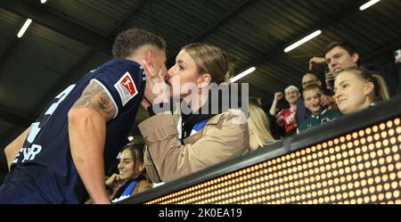 Kiel, Allemagne. 09th septembre 2022. Photo : Kisses pour les gagnants de Hambourg, ici Tim Leibold football 2. ligue le vendredi 09.09.2022 Holstein Kiel - Hamburger SV © Claus Bergmann le règlement DFL interdit toute utilisation de photographies comme séquences d'images et/ou quasi-vidéo crédit: CB/Bergmann/Claus Bergmann/dpa/Alay Live News Banque D'Images