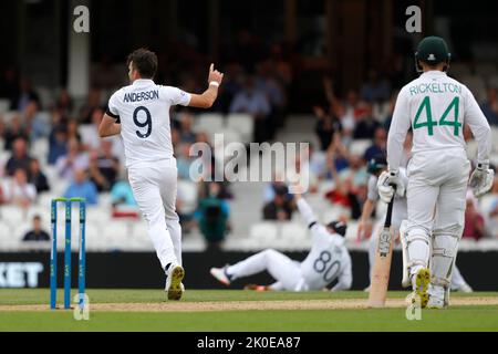 James Anderson célèbre en Angleterre après avoir rejeté Keegan Petersen en Afrique du Sud lors du LV= Insurance Test Match Angleterre contre Afrique du Sud au Kia Oval, Londres, Royaume-Uni, 11th septembre 2022 (photo de Ben Whitley/News Images) Banque D'Images