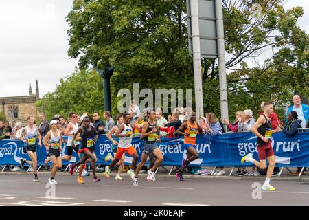 Gateshead, Royaume-Uni. 11th septembre 2022 : les hommes d'élite s'écourtent au semi-marathon Great North Run juste après avoir traversé le pont Tyne depuis Newcastle upon Tyne. Credit: Hazel Plater/Alay Live News Banque D'Images