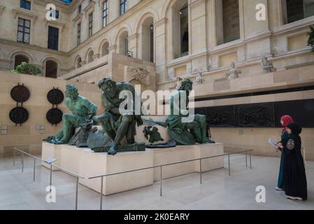 Le Cour Puget, où la sculpture française est exposée, le musée du Louvre, le musée le plus visité au monde, et un monument historique à Paris, en France. Banque D'Images