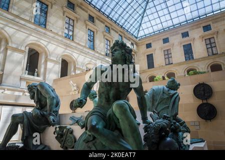 Le Cour Puget, où la sculpture française est exposée, le musée du Louvre, le musée le plus visité au monde, et un monument historique à Paris, en France. Banque D'Images