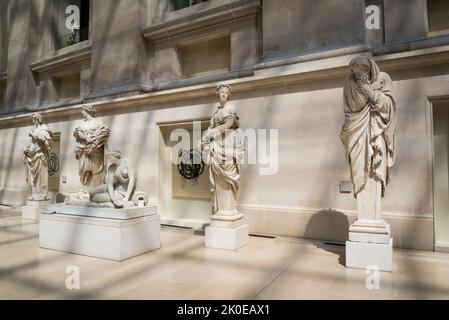 Laviron: Sculptures 'four Seasons', , le Cour Puget où la sculpture française est exposée, Musée du Louvre, le musée le plus visité au monde, Paris France Banque D'Images