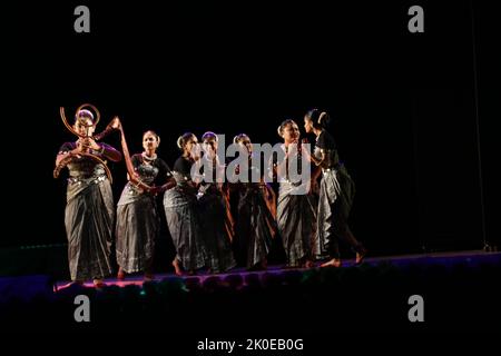10 septembre 2022, Kolkata, Bengale occidental, Inde: Les danseurs indiens exécutent une danse traditionnelle pendant l'Académie de danse du gouvernement du Bengale occidental célèbre le festival de danse de danses 2022. 225 danseurs et 15 troupes de danse participent à Kolkata. (Credit image: © Dipa Chakraborty/Pacific Press via ZUMA Press Wire) Banque D'Images