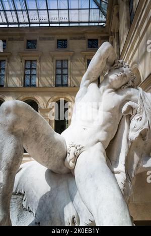 Sculpture Sleeping Faun, marbre, 1730, le Cour Puget où la sculpture française est exposée, le musée du Louvre, le musée le plus visité au monde, et un histo Banque D'Images