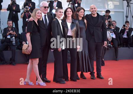 Venise, Italie. 10th septembre 2022. VENISE, ITALIE - SEPTEMBRE 10 : (3rd R) Laura Poitras, directrice du film All the Beauty and the Bloodshedassiste à la cérémonie de clôture du tapis rouge au 79th Festival international du film de Venise de sur 10 septembre 2022, à Venise, en Italie. Credit: dpa/Alay Live News Banque D'Images