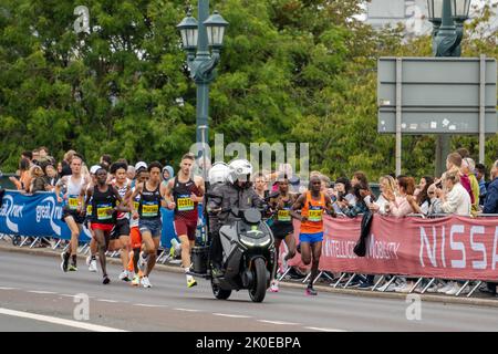 Gateshead, Royaume-Uni. 11th septembre 2022 : les hommes d'élite s'écourtent au semi-marathon Great North Run juste après avoir traversé le pont Tyne depuis Newcastle upon Tyne. Credit: Hazel Plater/Alay Live News Banque D'Images