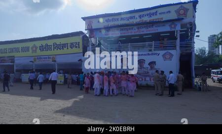 Mumbai police happer la barricade sur le Dieu hindou indien Ganesh Visarjan à Girgaum, Mumbai Banque D'Images