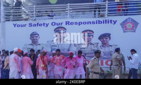 Mumbai police happer la barricade sur le Dieu hindou indien Ganesh Visarjan à Girgaum, Mumbai Banque D'Images