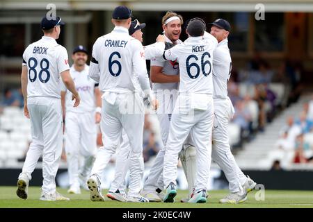 Stuart Broad en Angleterre célèbre après avoir rejeté Ryan Rickelton en Afrique du Sud avec Harry Brook, Zak Crawley et Joe Root pendant le LV= test d'assurance match Angleterre contre Afrique du Sud au Kia Oval, Londres, Royaume-Uni, 11th septembre 2022 (photo de Ben Whitley/News Images) Banque D'Images