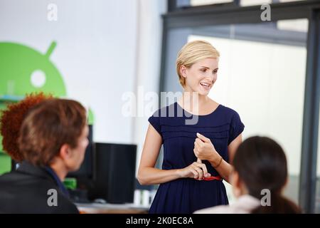 Diriger l'équipe lors d'une séance de remue-méninges. Une femme designer partage ses idées avec ses collègues. Banque D'Images
