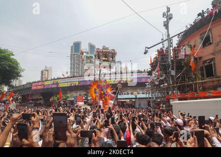 Ganapati Visarjan procession Lalbaug. Des milliers de dévotés ont mis adieu à Lord Ganesha à Mumbai. Banque D'Images