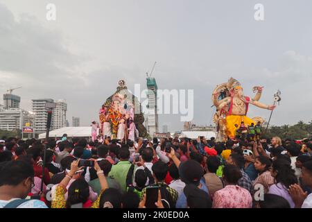 Ganapati Visarjan procession Lalbaug. Des milliers de dévotés ont mis adieu à Lord Ganesha à Mumbai. Banque D'Images