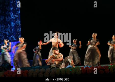 10 septembre 2022, Kolkata, Bengale occidental, Inde: Les danseurs indiens exécutent une danse traditionnelle pendant l'Académie de danse du gouvernement du Bengale occidental célèbre le festival de danse de danses 2022. 225 danseurs et 15 troupes de danse participent à Kolkata. (Credit image: © Dipa Chakraborty/Pacific Press via ZUMA Press Wire) Banque D'Images
