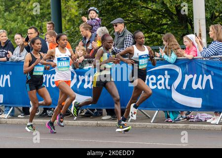 Gateshead, Royaume-Uni. 11th septembre 2022 : les femmes d'élite coureuses au semi-marathon Great North Run juste après avoir traversé le pont Tyne de Newcastle upon Tyne. Credit: Hazel Plater/Alay Live News Banque D'Images