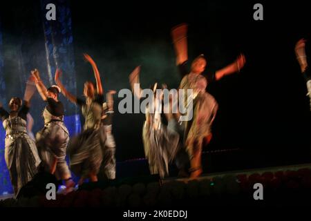 10 septembre 2022, Kolkata, Bengale occidental, Inde: Les danseurs indiens exécutent une danse traditionnelle pendant l'Académie de danse du gouvernement du Bengale occidental célèbre le festival de danse de danses 2022. 225 danseurs et 15 troupes de danse participent à Kolkata. (Credit image: © Dipa Chakraborty/Pacific Press via ZUMA Press Wire) Banque D'Images