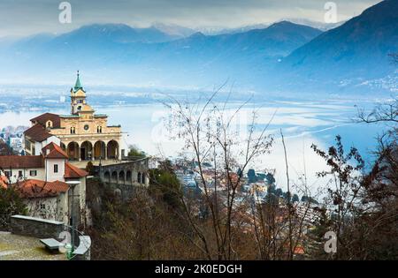 sanctuaire de Madonna del Sasso à Orselina au-dessus de la ville est la principale vue et le but du pèlerinage Banque D'Images