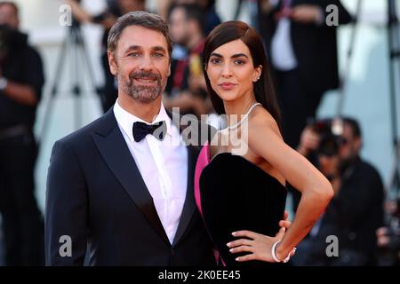 Italie, Lido di Venezia, 10 septembre 2022 : Rocio Munoz Morales, marraine (patronne) et époux Raoul Bova, au tapis rouge de la cérémonie de clôture du Festival International du film de Venise 79th sur 10 septembre 2022 à Venise, Italie. Photo © Ottavia Da Re/Sintesi/Alay Live News Banque D'Images