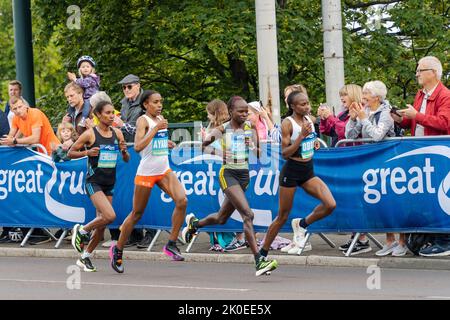 Gateshead, Royaume-Uni. 11th septembre 2022 : les femmes d'élite coureuses au semi-marathon Great North Run juste après avoir traversé le pont Tyne de Newcastle upon Tyne. Credit: Hazel Plater/Alay Live News Banque D'Images