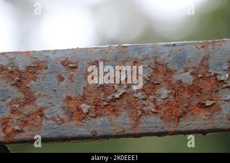 Vue sur un Rust accumulé sur une barre de fer en plein air, lumière naturelle Banque D'Images