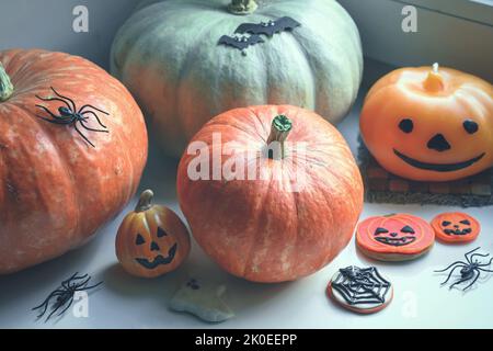 Citrouilles et décorations d'Halloween à la maison. Photo de style vintage de légumes et de bonbons par fenêtre sur le hilowen. Concept de saison, nourriture, encore la vie, a Banque D'Images