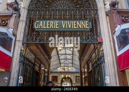 Entrée à la Galerie Vivienne, l'un des célèbres passages couverts ou galeries marchandes construits au début du 19th siècle, en 1823, décorée en néo-cl Banque D'Images