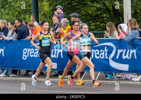 Gateshead, Royaume-Uni. 11th septembre 2022 : les femmes d'élite coureuses au semi-marathon Great North Run juste après avoir traversé le pont Tyne de Newcastle upon Tyne. Credit: Hazel Plater/Alay Live News Banque D'Images