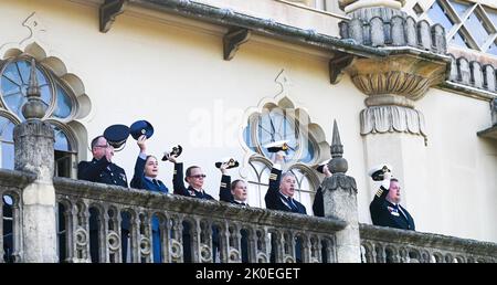 Brighton Royaume-Uni 11th septembre 2022 - trois Cheers pour le Roi après le maire de Brighton & Hove Cllr Lizzie Deane avait lu la proclamation du nouveau Roi Charles III depuis le balcon nord du Pavillon Royal de Brighton aujourd'hui : Credit Simon Dack / Alay Live News Banque D'Images