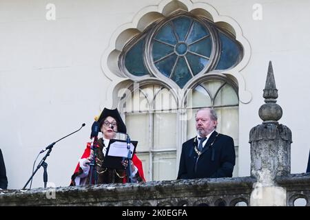 Brighton Royaume-Uni 11th septembre 2022 - le maire de Brighton & Hove Cllr Lizzie Deane annonce aujourd'hui la proclamation du nouveau roi Charles III depuis le balcon nord du Pavillon royal de Brighton : Credit Simon Dack / Alay Live News Banque D'Images