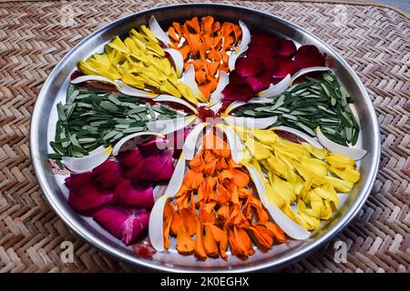 Décoration Aarti thali. Bricolage fait à la main avec fleurs, pétales de fleurs de rosr, marigold, feuilles d'amla. Thaali ou assiette décorée de fleurs à faire Banque D'Images