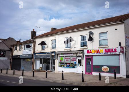 Drapeau noir en tissu vierge pleurant la mort de la reine Elizabeth II sur Hanham High Street, Bristol, Royaume-Uni (Aug22) Banque D'Images