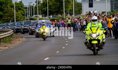 Dundee, Tayside, Écosse, Royaume-Uni. 11th septembre 2022. Actualités au Royaume-Uni : le cortège de sa Majesté la reine Elizabeth II traverse Dundee le long de la route à double voies Kingsway en direction de Perth depuis Balmoral, et arrive vers 4 heures dans la capitale de l'Écosse, Édimbourg. Beaucoup de gens se sont réunis pour rendre hommage au monarque le plus ancien au monde. Crédit : Dundee Photographics/Alamy Live News Banque D'Images