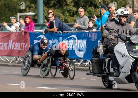 Gateshead, Royaume-Uni. 11th septembre 2022 : David Weir de GBR (casque arrière noir) et Dan Sidbury (casque avant rouge) dans la course en fauteuil roulant Elite Men au semi-marathon Great North Run juste après avoir traversé le pont Tyne de Newcastle sur Tyne. Credit: Hazel Plater/Alay Live News Banque D'Images