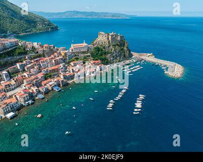 Vue aérienne de Scilla, Reggio Calabria, Calabre. Promontoire à l'entrée nord du détroit de Messine. Château et phare de Ruffo Banque D'Images