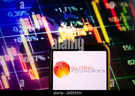 KONSKIE, POLOGNE - 10 septembre 2022: Smartphone affichant le logo de la société GlobalFoundries sur fond de diagramme boursier Banque D'Images