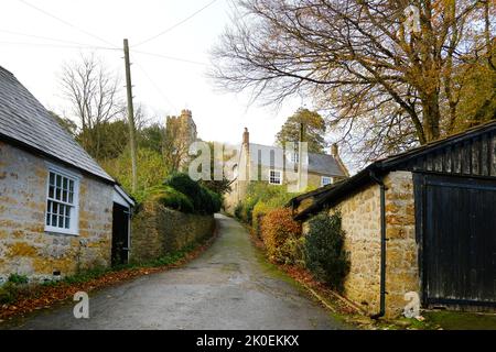 Route menant à travers le village de Netherbury vers l'église paroissiale, Dorset, Royaume-Uni - John Gollop Banque D'Images