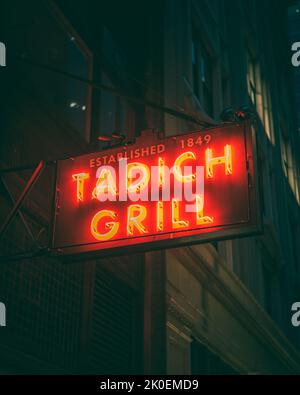 Tadich Grill affiche rétro au néon la nuit, San Francisco, Californie Banque D'Images