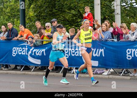 Gateshead, Royaume-Uni. 11th septembre 2022 : Charlotte Ellis, paralympique GBR au semi-marathon Great North Run juste après avoir traversé le pont Tyne depuis Newcastle upon Tyne. Credit: Hazel Plater/Alay Live News Banque D'Images