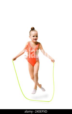 Gymnaste sportive enfant fille en léopard saut avec corde, professionnel petit acrobat, mode de vie sain et passion pour les enfants Banque D'Images