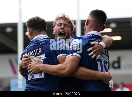 Solde Luke James de Sharks (à droite) célèbre un essai avec un coéquipier sale Gus Warr de Sharks (au centre) pendant le match Gallagher Premiership au stade AJ Bell, sale. Date de la photo: Dimanche 11 septembre 2022. Banque D'Images