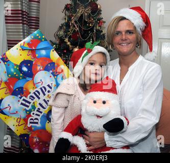 MAMAN NICKIE KNOLL-POLLARD ET FILLE LEXIE (7) DE GOSPORT, HANTS, TOUTES DEUX NÉES LE JOUR DE NOËL. PIC MIKE WALKER, MIKE WALKER IMAGES DU DRM NICKIE KNOLL-POLLARD ET DE LA FILLE LEXIE (7) DE GOSPORT, HANTS, QUI SONT TOUS DEUX NÉS LE JOUR DE NOËL. Pic MIKE WALKER,2013 MIKE WALKER PHOTOS Mark Knoll-Pollard n'a jamais de problèmes à se rappeler les anniversaires de sa femme et de sa fille. Ils sont tous deux nés le jour de Noël et mènent à une journée de célébrations quadruples. La femme Nicky à 36 ans a 30 ans et 30 minutes de plus que la fille Lexie et la coïncidence extraordinaire signifie une journée trépidante pour papa Mar Banque D'Images