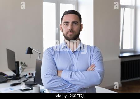 Un homme d'affaires caucasien, doué et confiant, a pris la tête d'un portrait Banque D'Images