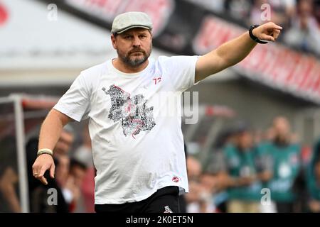 Cologne, Allemagne. 11th septembre 2022. Football: Bundesliga, 1. FC Köln - 1. FC Union Berlin, Matchday 6, RheinEnergieStadion. L'autocar de Cologne Steffen Baumgart donne des instructions. Credit: Federico Gambarini/dpa - NOTE IMPORTANTE: Conformément aux exigences de la DFL Deutsche Fußball Liga et de la DFB Deutscher Fußball-Bund, il est interdit d'utiliser ou d'avoir utilisé des photos prises dans le stade et/ou du match sous forme de séquences et/ou de séries de photos de type vidéo./dpa/Alay Live News Banque D'Images