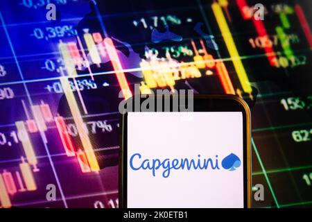 KONSKIE, POLOGNE - 10 septembre 2022: Smartphone affichant le logo de la société Capgemini sur fond de diagramme boursier Banque D'Images