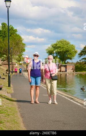 Deux belles dames à Fairhaven Lake, Lytham St Annes, Blackpool, Lancashire, Angleterre, Europe Banque D'Images