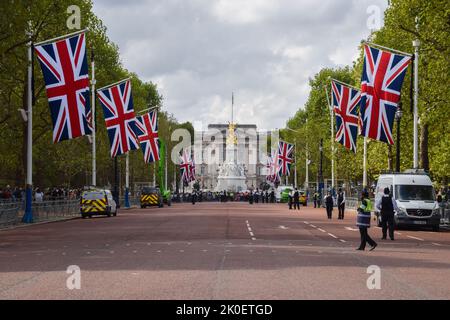 Londres, Royaume-Uni. 11th septembre 2022. Union Jacks a été installé le long du centre commercial menant à Buckingham Palace. La Reine est décédée sur 8 septembre, âgé de 96 ans. Credit: Vuk Valcic/Alamy Live News Banque D'Images