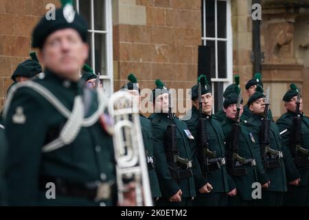 Les membres du bataillon 2nd du Royal Irish Regiment lors d'une cérémonie de proclamation d'accession au château de Hillsborough, Co. Down, proclamant publiquement le roi Charles III comme nouveau monarque. Date de la photo: Dimanche 11 septembre 2022. Banque D'Images