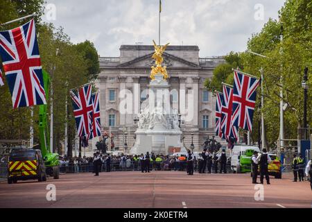 Londres, Royaume-Uni. 11th septembre 2022. Union Jacks a été installé le long du centre commercial menant à Buckingham Palace. La Reine est décédée sur 8 septembre, âgé de 96 ans. Credit: Vuk Valcic/Alamy Live News Banque D'Images