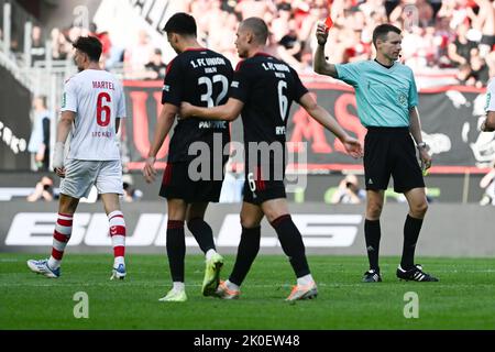 Cologne, Allemagne. 11th septembre 2022. Football: Bundesliga, 1. FC Köln - 1. FC Union Berlin, Matchday 6, RheinEnergieStadion. L'arbitre Benjamin Cortus montre à Cologne Luca Kilian la carte rouge. Credit: Federico Gambarini/dpa - NOTE IMPORTANTE: Conformément aux exigences de la DFL Deutsche Fußball Liga et de la DFB Deutscher Fußball-Bund, il est interdit d'utiliser ou d'avoir utilisé des photos prises dans le stade et/ou du match sous forme de séquences et/ou de séries de photos de type vidéo./dpa/Alay Live News Banque D'Images